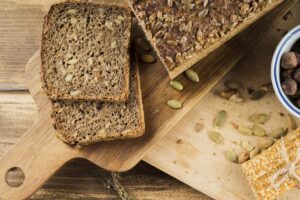 Beljakovinski kruh je enostaven za pripravo, različna semena pa še obogatijo njegov okus.