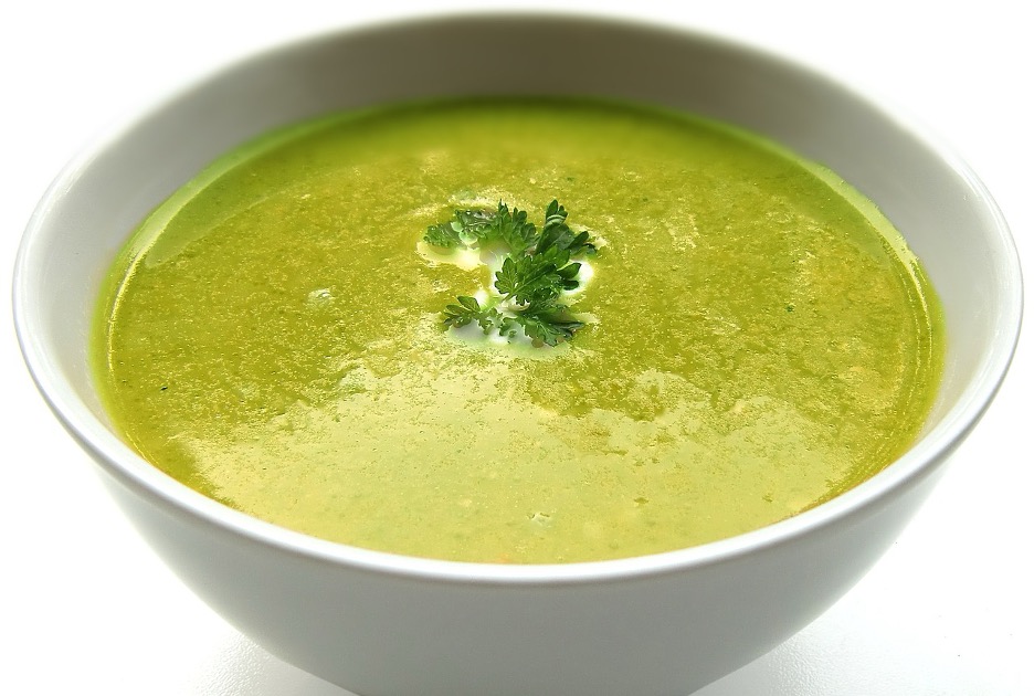 Za zdravo večerjo je priporočljiva lahko prebavljiva hrana med katero spadajo doma pripravljene juhe.